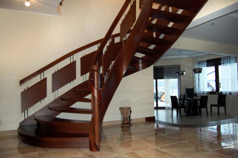 Schody spiralne drewniane w domu