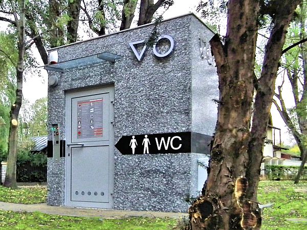 Systemy płatności w toaletach miejskich: od bilonu po płatności zbliżeniowe